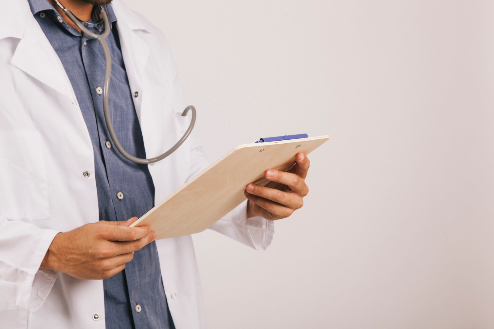 Médico revisando resultados de exámenes en línea